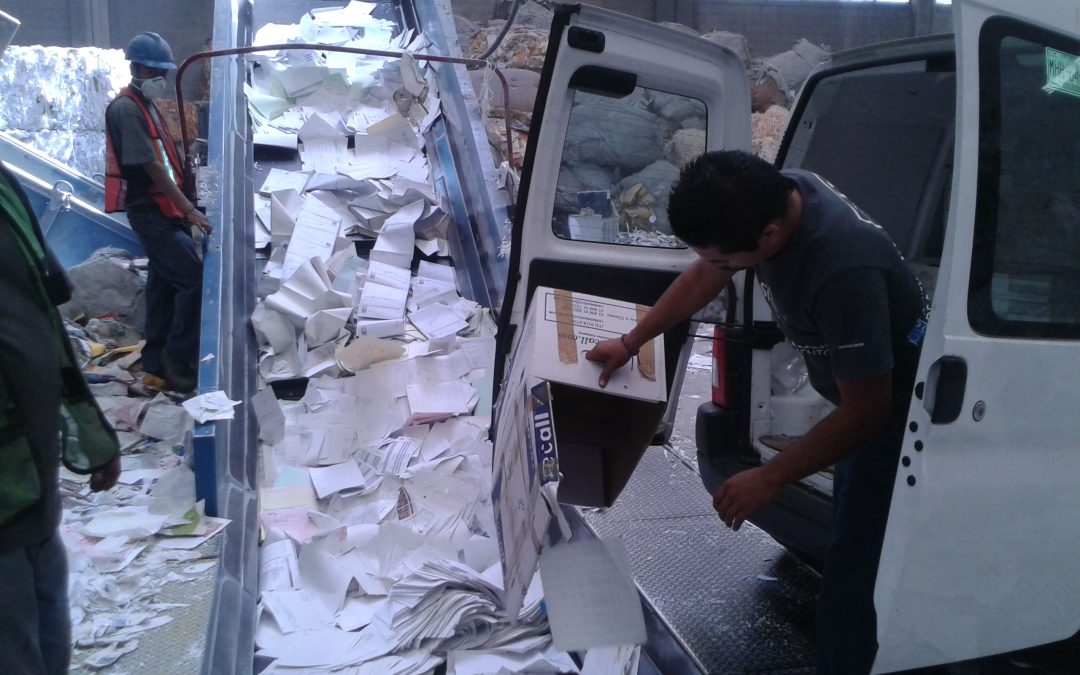 Foto de Personal de Onsite reciclando papel para mostrar los niveles de seguridad en la destrucción en sitio