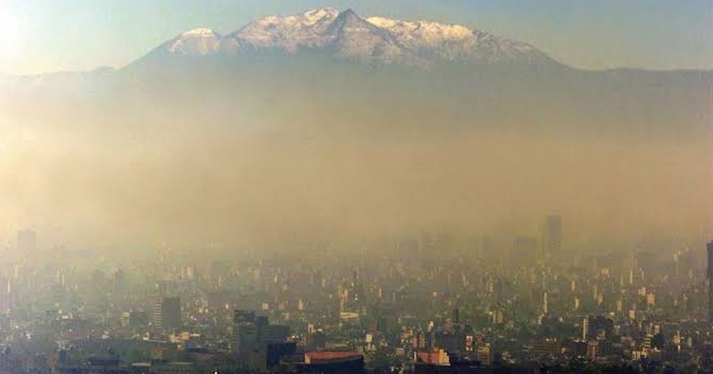 Foto de ediuficios cubiertos de smog en la Ciudad de México para mostrar a las industrias que más contaminan en México