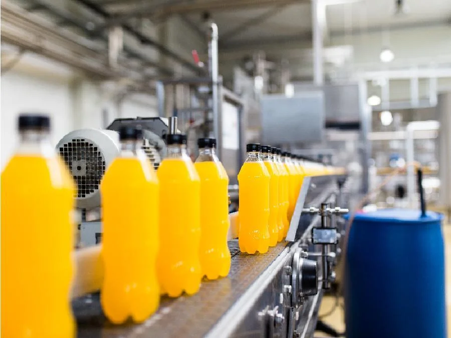 Jugo de naranja siendo envasado